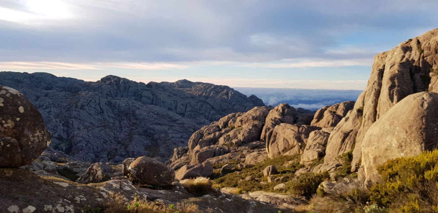 Trekking in Andringitra Mountains NP (Madagaskar). Boven op Pic Boby rond zonsopgang.