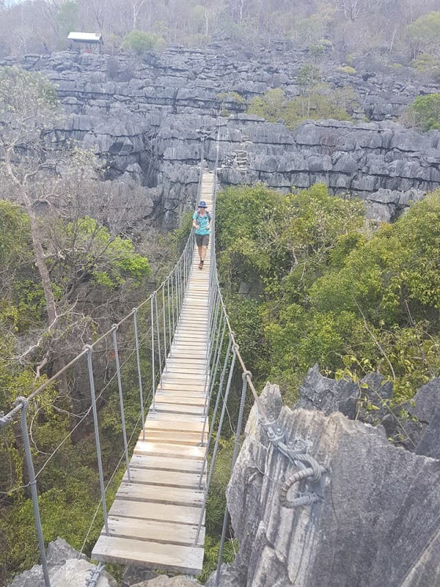 Hangende brug in Ankarana NP. Ontdek de tsingy in Madagascar.