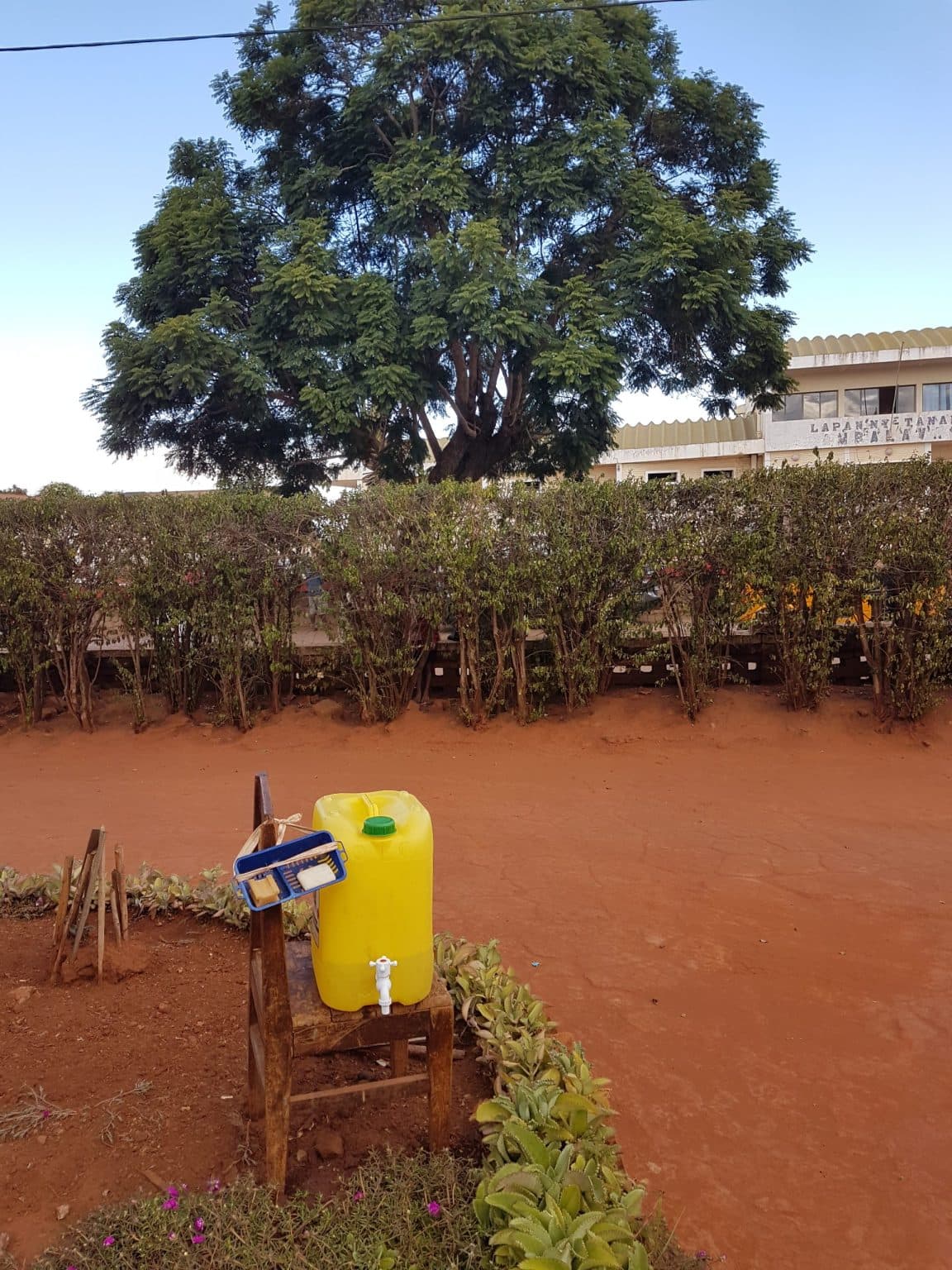 Meer en vaker handen wassen met zeep. Niet altijd makkelijk zonder stromend water. Zeep is in Madagascar een luxe product.